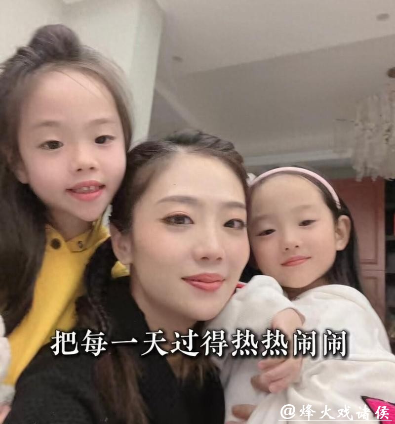 杨威女儿9岁生日,姐姐个头矮一截,妹妹近视眼,双胞胎差别好大 杨威女儿9岁生日,姐姐个头矮一截,妹妹近视眼,双胞胎差别好大